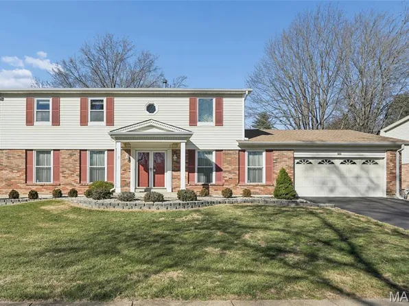 1529 Woodroyal East Dr, Chesterfield, MO 63017