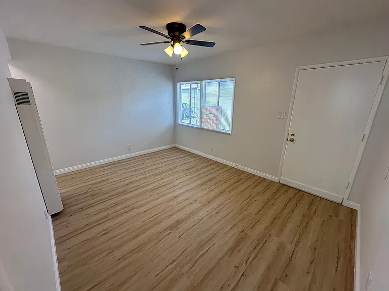 Fully Remodeled Ground-Level Studio Apartment with Modern Finishes — Photo 3