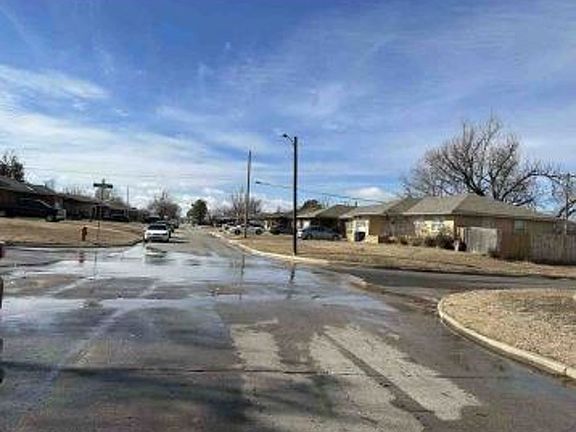 Exterior Neighborhood (street photo)