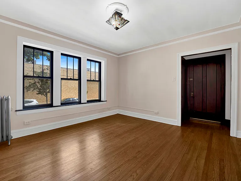 2437-2439 W Birchwood Ave #1W — Photo 8