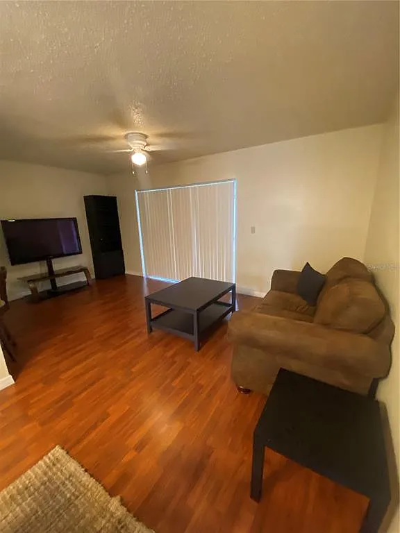 3 bed, 2.5 bath, 1368 sqft, $2,000 — Photo 4