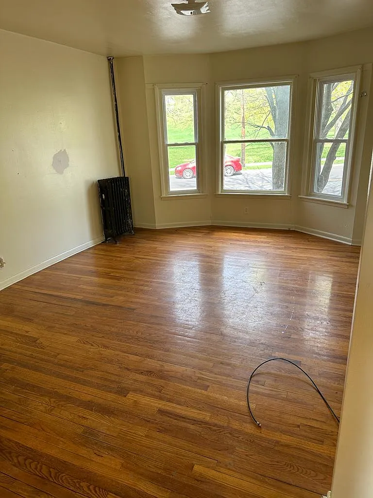 3 bed, 1100 sqft, $1,400 — Photo 1