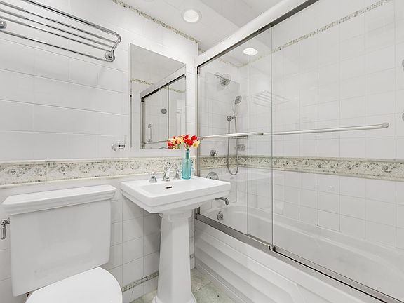 4th image of 220 E 67th St APT 3C