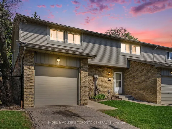 6779 Glen Erin Dr #19, Mississauga, ON L5N 2C1
