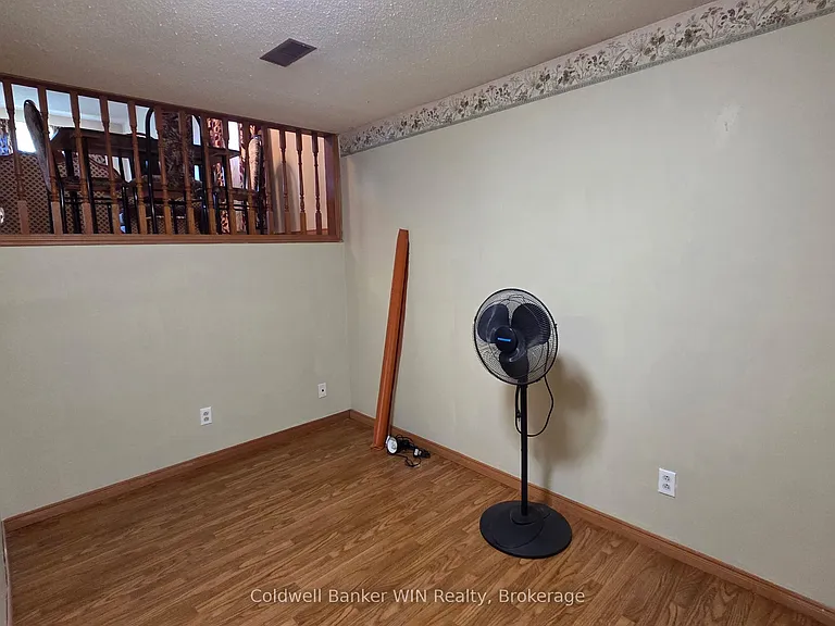 120 Melissa Cres — Photo 6