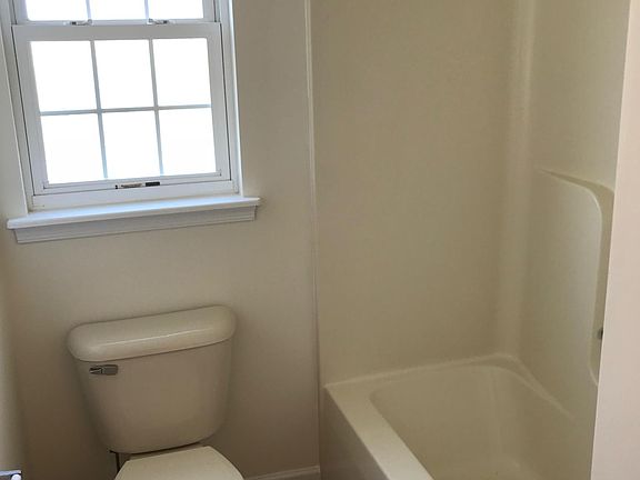 3rd image of 122 Jordan Dr