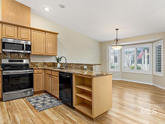3rd image of 3848 N Bayou Ln