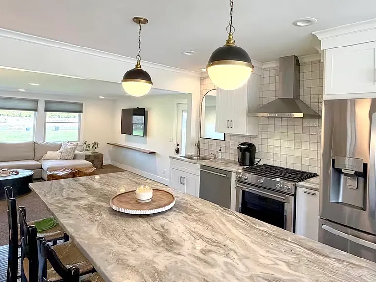 1818 Hillcrest St — Photo 2