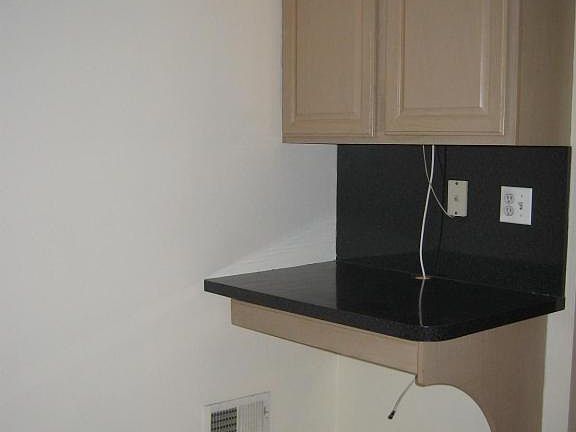 5th image of 109 Raymond Pl