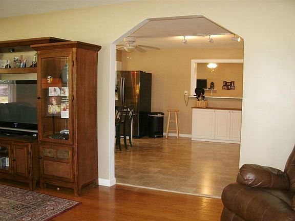 3rd image of 9077 Evergreen Dr