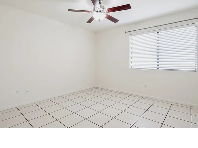 5211 James Loop — Photo 6