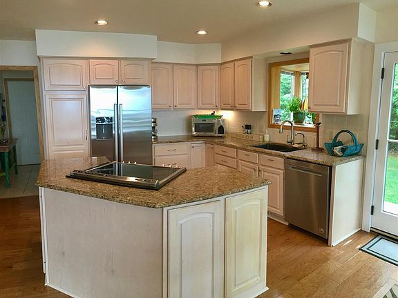 3rd image of 4853 Lake Shore Dr