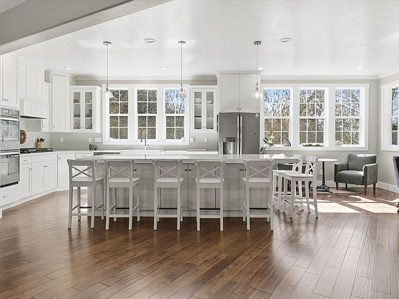 4th image of 353 Robin St