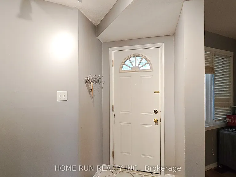 152 Thornbury Cres — Photo 3