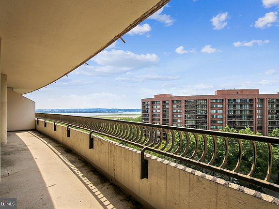 3rd image of 1300 Crystal Dr APT 1107S