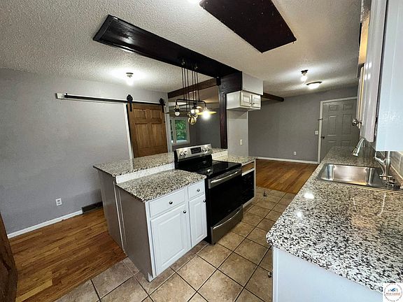 5th image of 1041 Hazel St