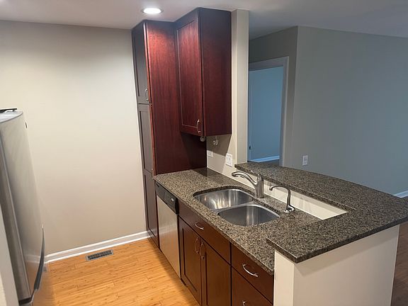 5th image of 822 E Hillside Ave
