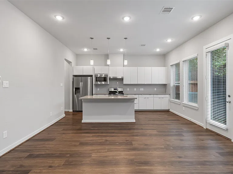608 Thornton Oaks Ln — Photo 5