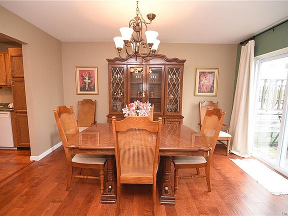 5th image of 58 Winding Brook Dr