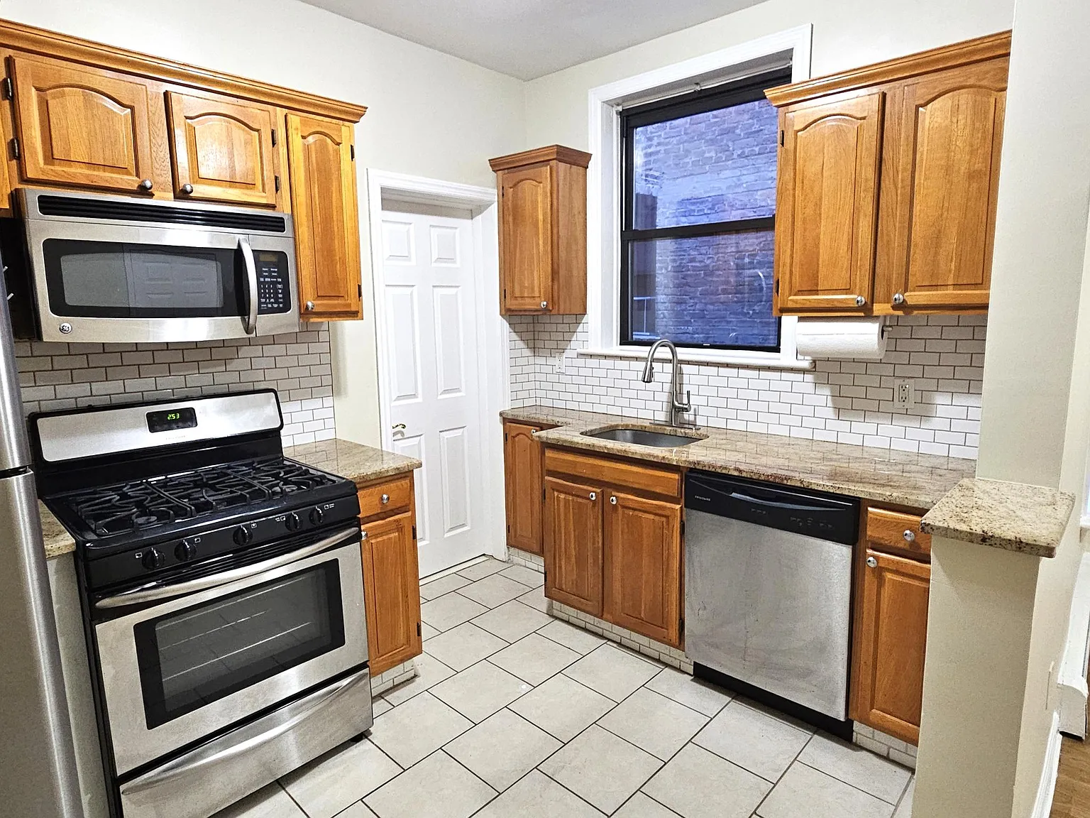 2 bed, 900 sqft, $1,900 — Photo 2