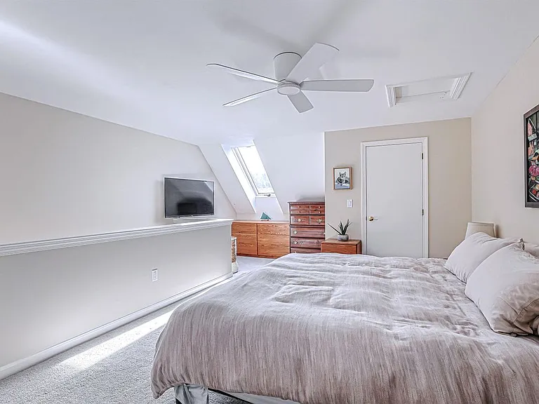 35 Montrose Dr — Photo 13