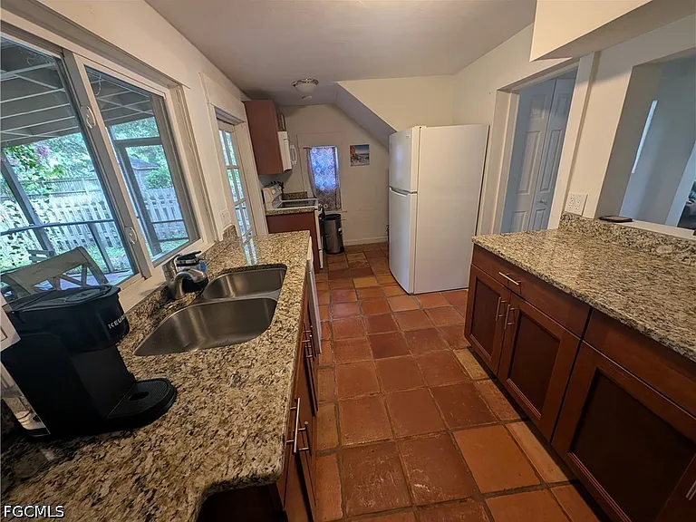 1637 Woodford Ave — Photo 11