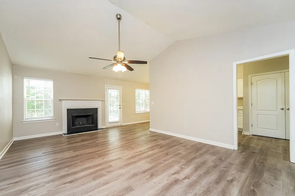 3 bed, 2.0 bath, 1309 sqft, $1,750 — Photo 4