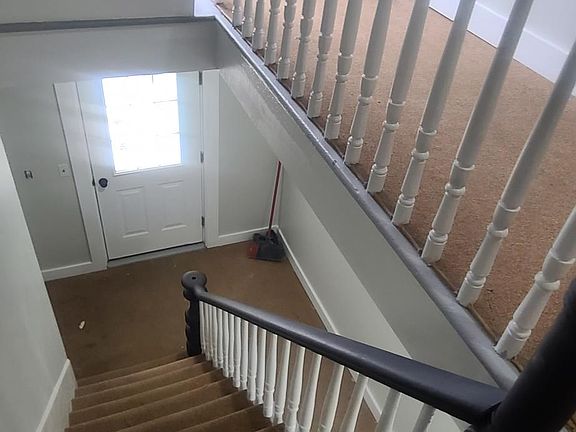 2nd image of 18 Greenwood Pl #3