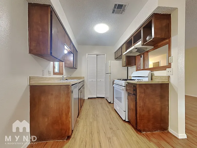 10701 Daryl Cv #B — Photo 2