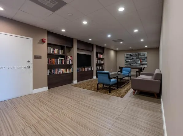 3675 N Country Club Dr, Aventura, FL