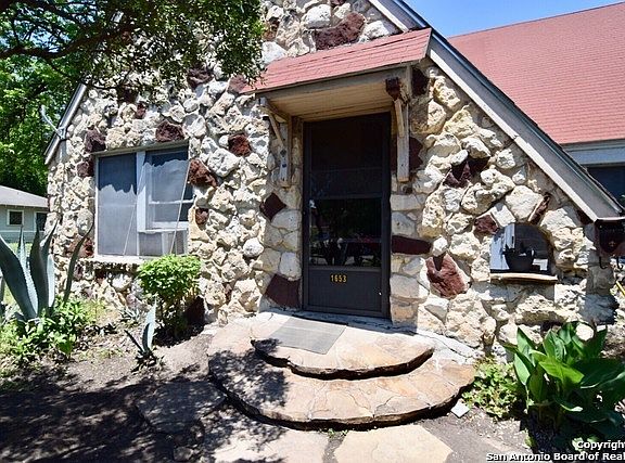 2nd image of 1651 W Mistletoe Ave