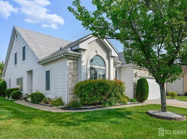 1 Phillip Ct, Monroe Township, NJ 08831