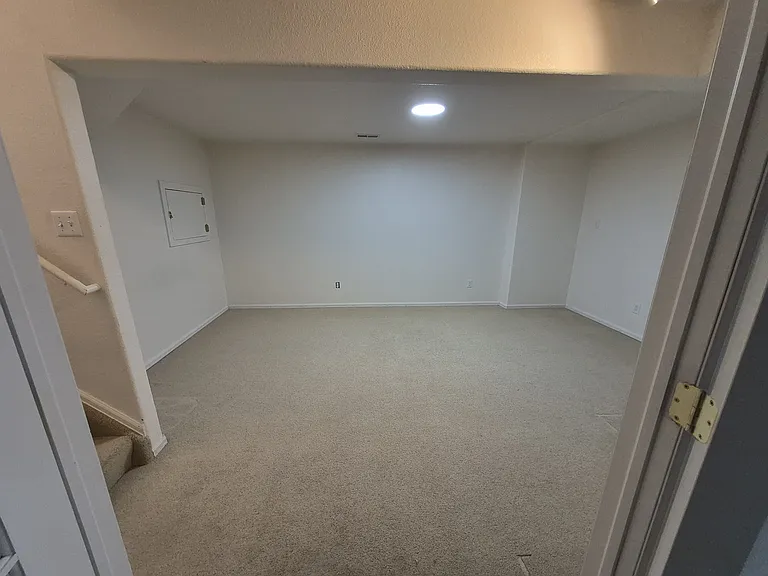 427 Hudson Ct — Photo 15
