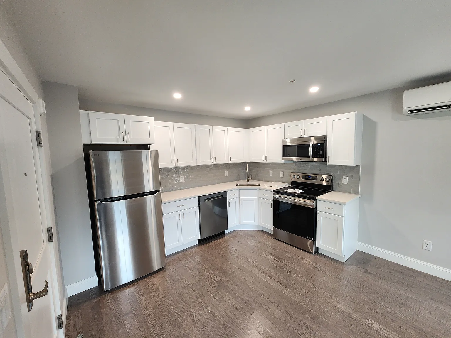 329 Bank St — Photo 2