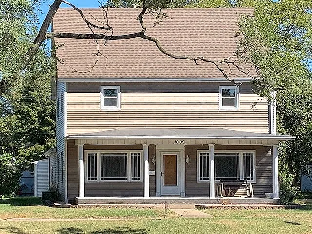 1009 Broadway St photo 1