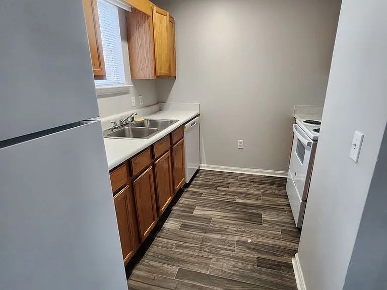 Castlewood Apartments - Huntsville, AL — Photo 5