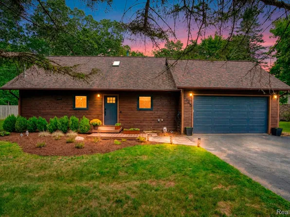 8845 River Valley Rd, Brighton, MI 48116