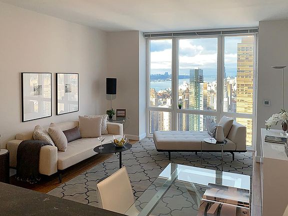 3rd image of 160 W 62nd St APT 44E