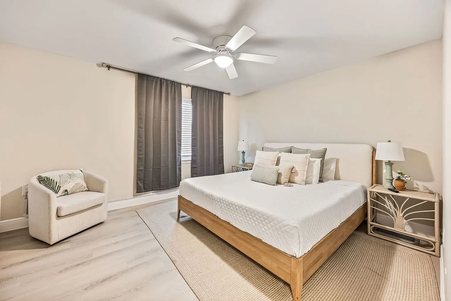 2 bed, 1.0 bath, 818 sqft, $2,708 — Photo 2