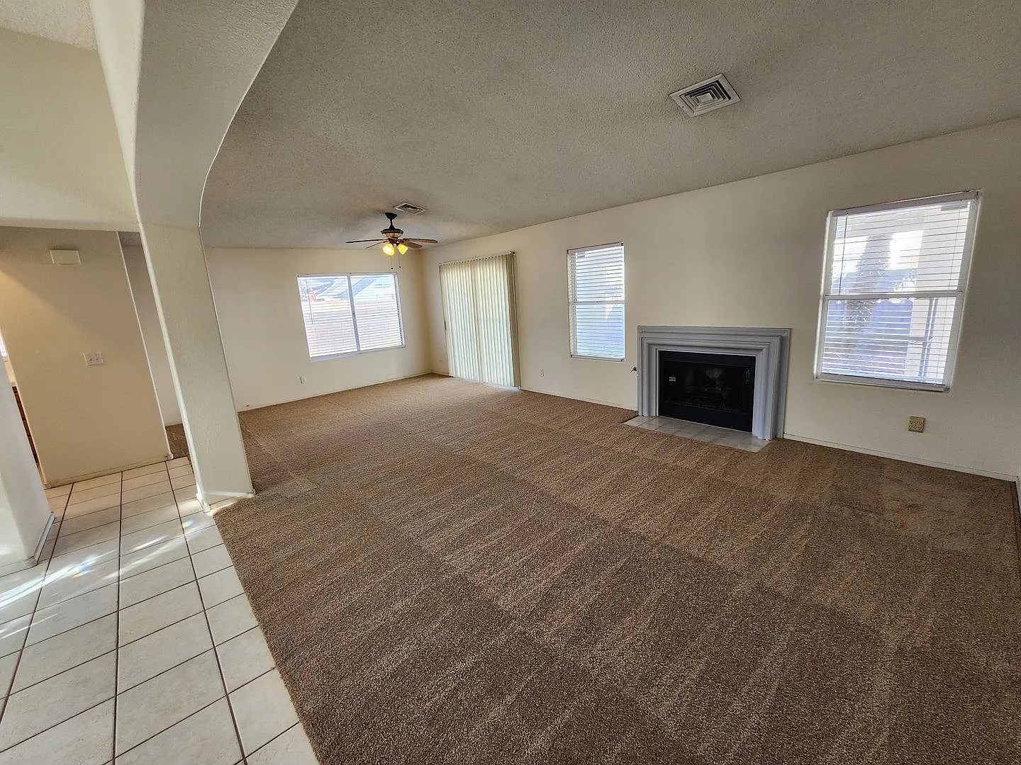 Beautiful Three Bedroom Home in Green Valley — Photo 4