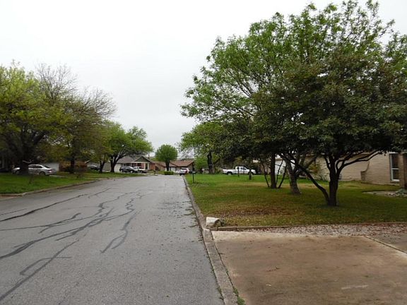 4th image of 222 Whispering Oaks