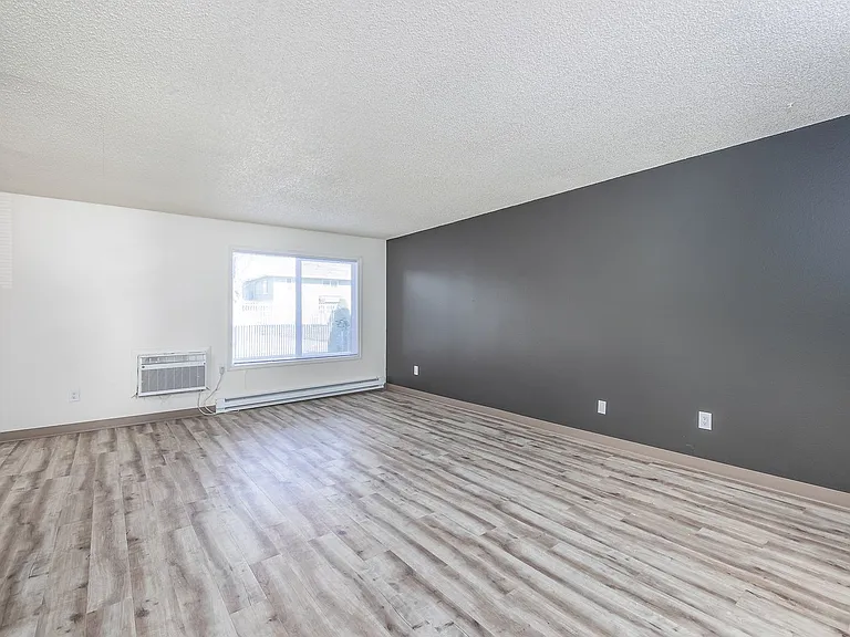 Hood Manor Apartments — Photo 31