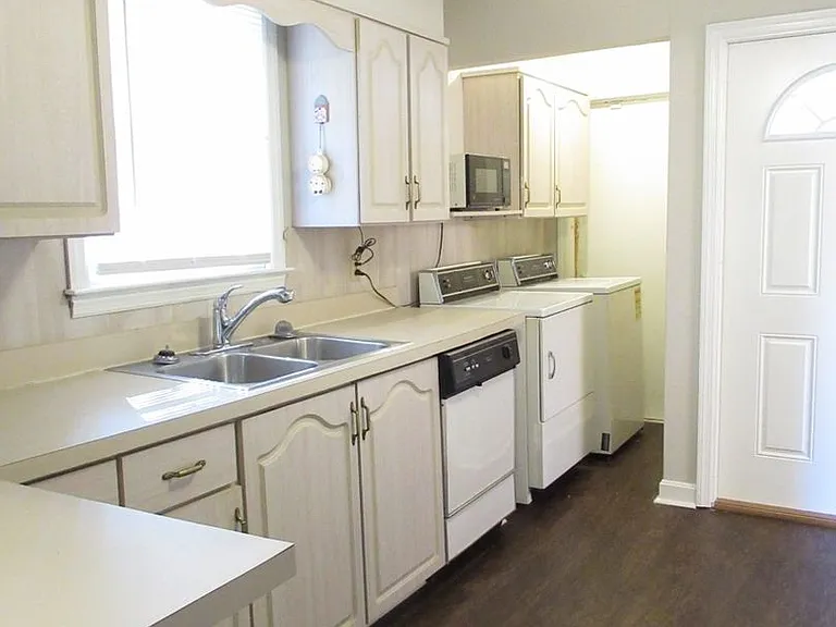 523 Colonial Dr — Photo 4