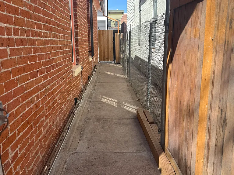 2517 Curtis St — Photo 20