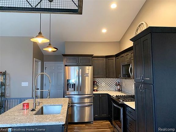5th image of 323 Marion Ave