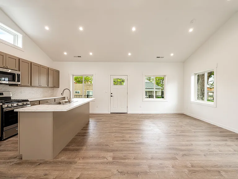 519 N Gould St — Photo 4