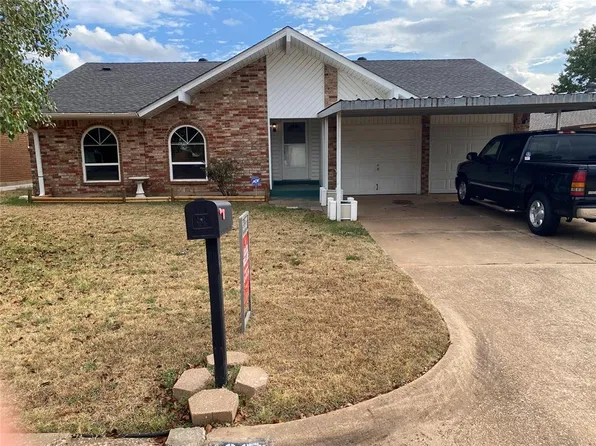 1032 NW 21st St, Moore, OK 73160