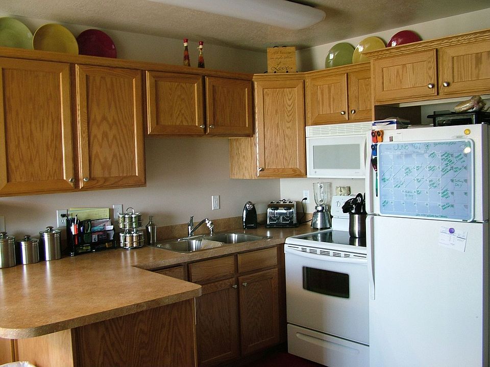 Upgraded kitchen - Matching appliances and Pergo Flooring!