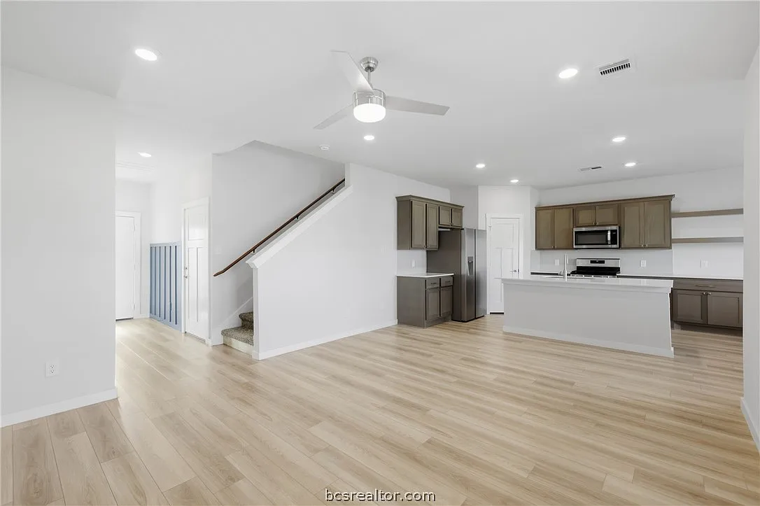 3 bed, 2.5 bath, 1670 sqft, $2,100 — Photo 4