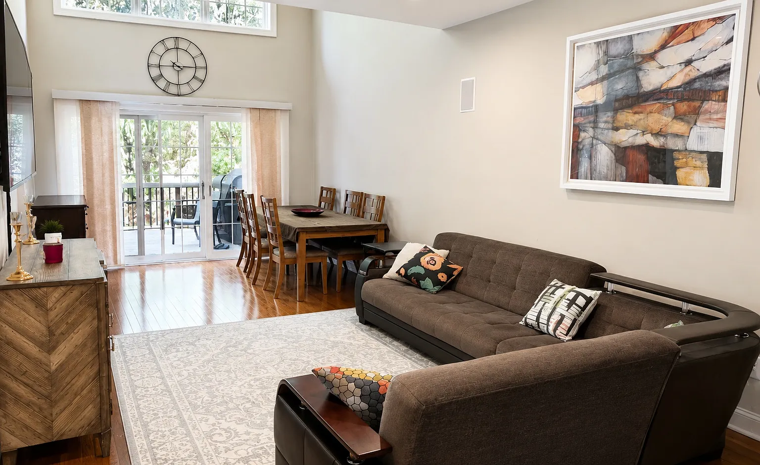 4 bed, 2600 sqft, $5,200 — Photo 2